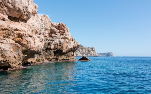 Vue sur la mer Méditerranée et sa côte rocheuse