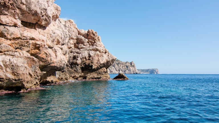 Vue sur la mer Méditerranée et sa côte rocheuse